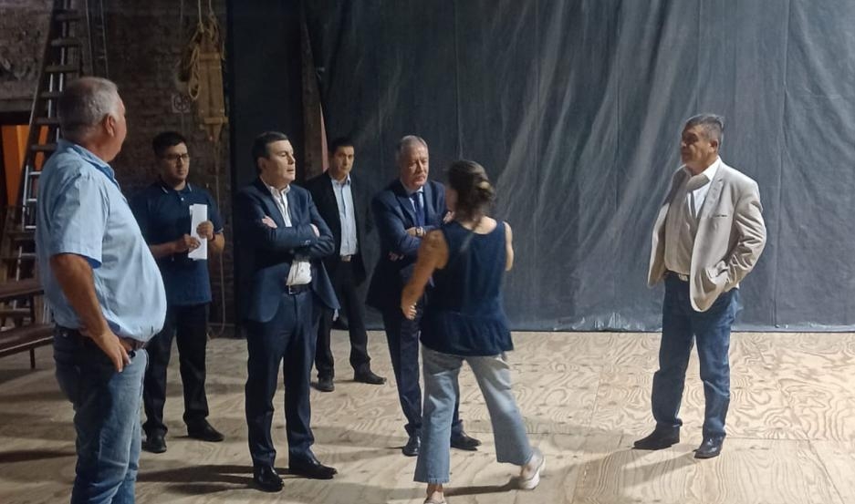 Zamora recorrió las instalaciones del Teatro 25 de Mayo junto a varios funcionarios