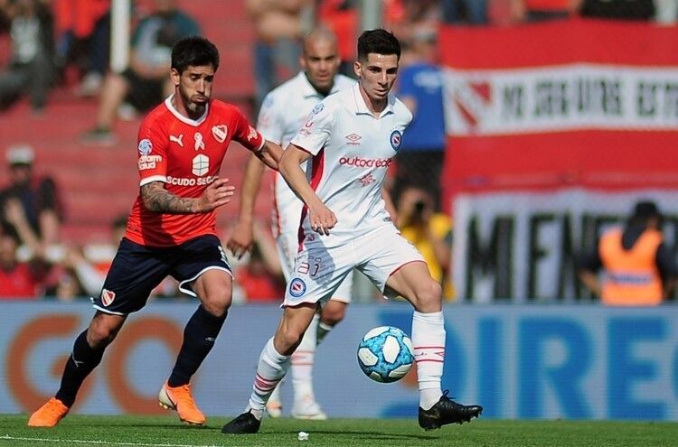 Argentinos Juniors le dio otro golpe a Independiente y alcanzó a Boca en la cima