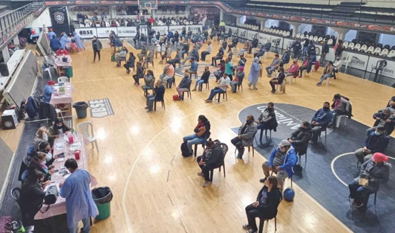 Un 38,41% de los santiagueños mayores de 18 recibió la primera dosis de la vacuna