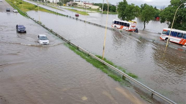 La autopista inundada: el fuerte temporal dificulta el paso entre Santiago y La Banda