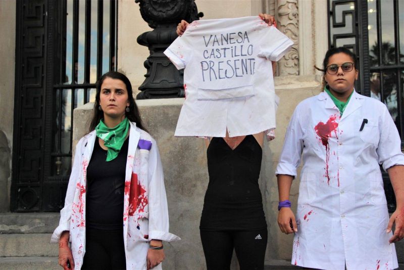 Maestra fue asesinada a cuchilladas, tras denunciar violación intrafamiliar y embarazo de una alumna
