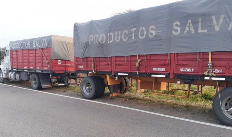 Muere un motociclista al chocar con camión que transportaba cereales