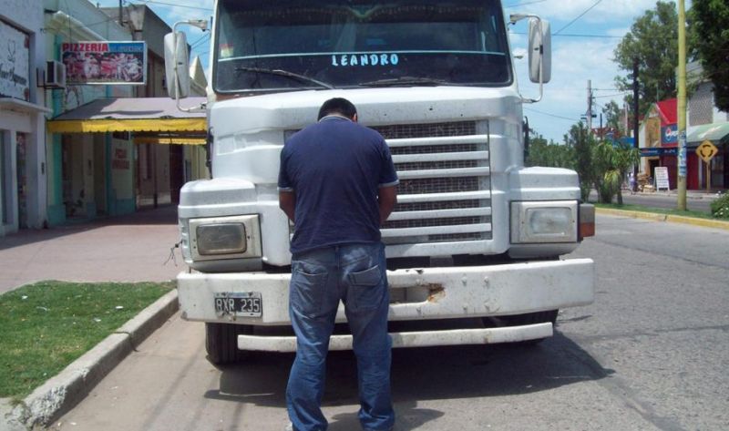 Interceptan en Colonia Dora a un camionero tucumano que llevaba secuestrada a su ex pareja y a los hijos que tienen en común