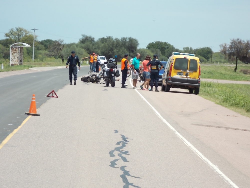 Un motociclista muerto y su acompañante herido de gravedad