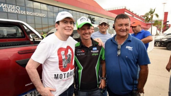 El gobernador presencia la segunda fecha del Superbike en Las Termas