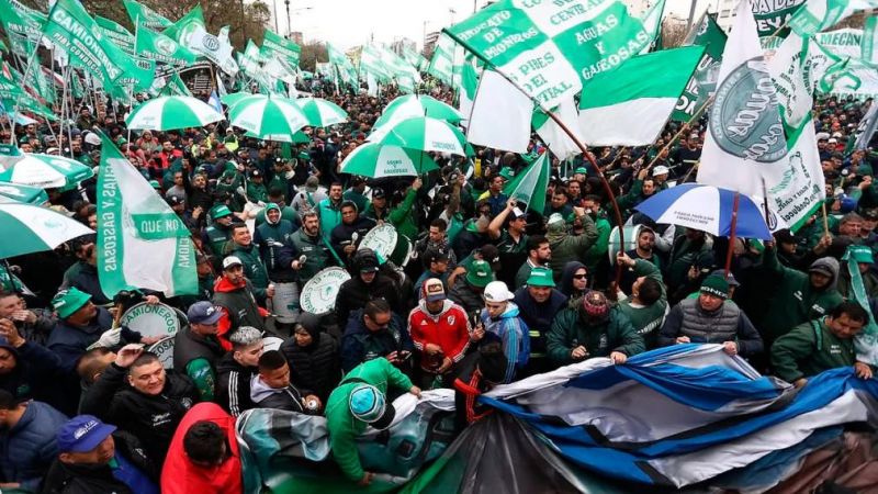 Marcha de la CGT y la Izquierda: manifestantes comenzaron a copar el centro porteño