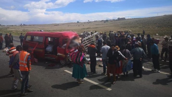 Tragedia en Bolivia: chocaron 2 combis y hay al menos 17 muertos
