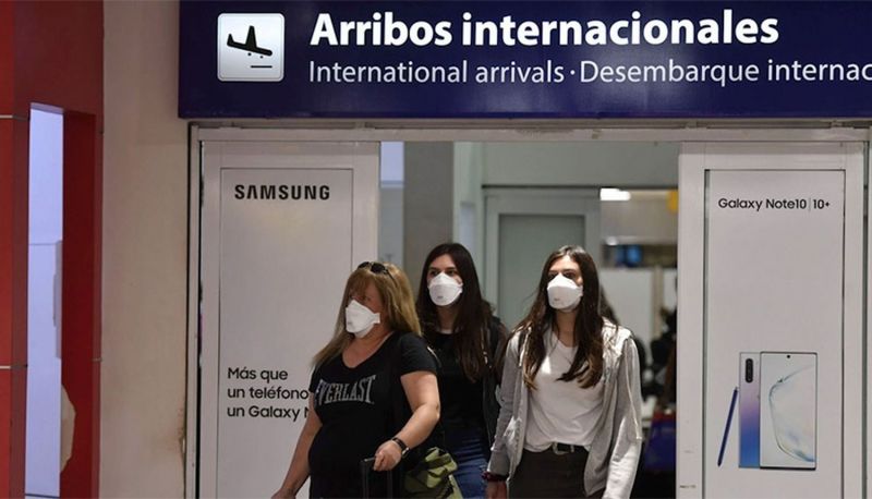 El Gobierno evalúa permitir el ingreso de extranjeros vacunados con dos dosis