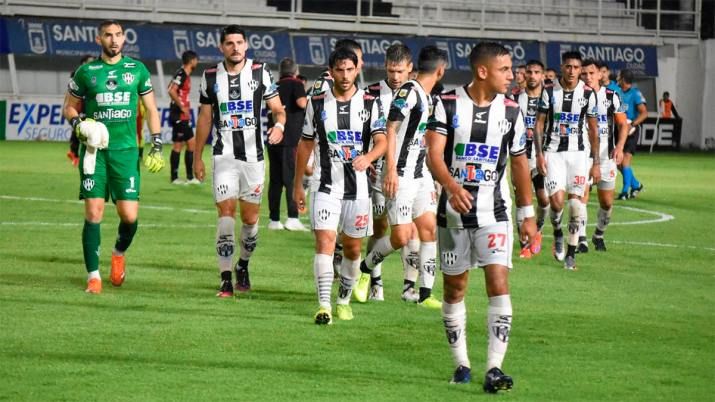 Central Córdoba sufrió un duro traspié en el debut ante Colón