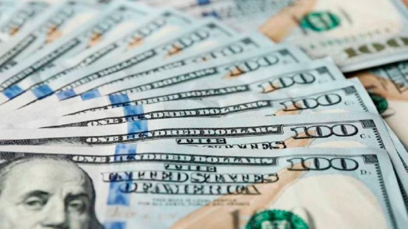 Tras las PASO, el dólar blue inició la semana con una baja de más de 3 pesos