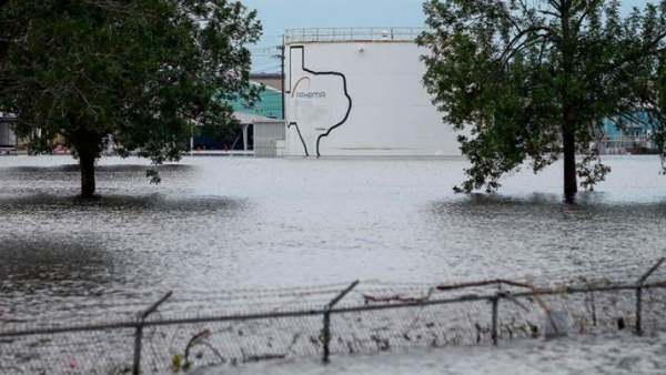 Explotó una planta química en Texas tras el paso del huracán Harvey