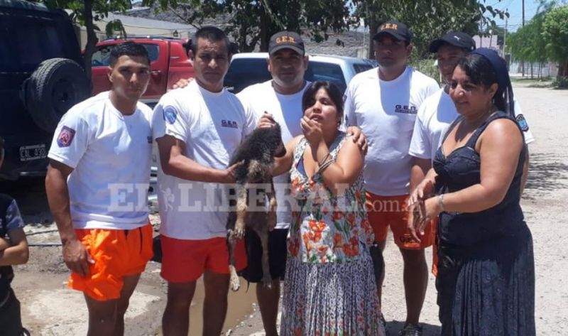 Efectivos del GER rescataron de un desagüe a una perrita de una joven no vidente