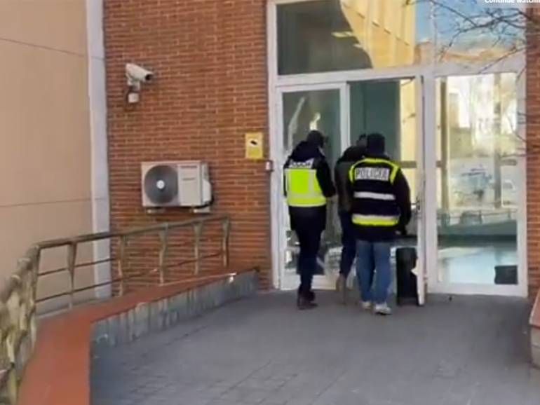 Una enfermera argentina fue detenida en España por integrar una banda que vendía pasaportes sanitarios y PCR truchos