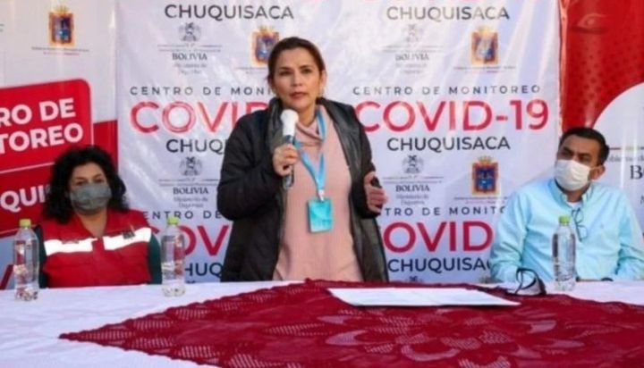 La presidenta de Bolivia usa una “tarjeta bloqueadora del virus” que se vende en Internet por 15 dólares