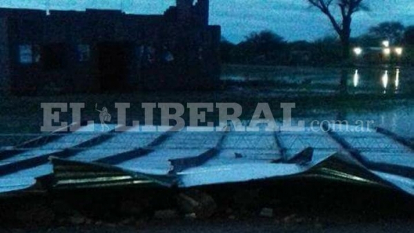 Otumpa: temporal con fuertes ráfagas causó voladura de techos