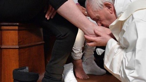 El papa Francisco le lavó los pies a un preso argentino en Roma.