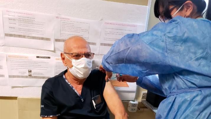Cuatro médicos del hospital Regional mayores de 60 años se aplicaron la Sputnik V