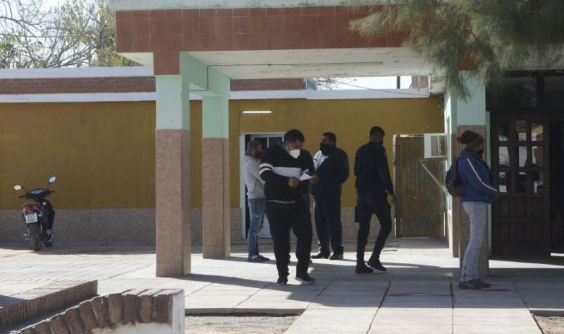 Un hombre irascible destrozó una botella en el rostro de su pareja en un hotel de Campo Gallo
