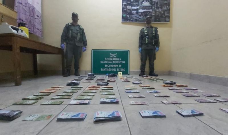 Gendarmería Nacional demoró a dos camioneros que llevaban más de 11 millones de pesos