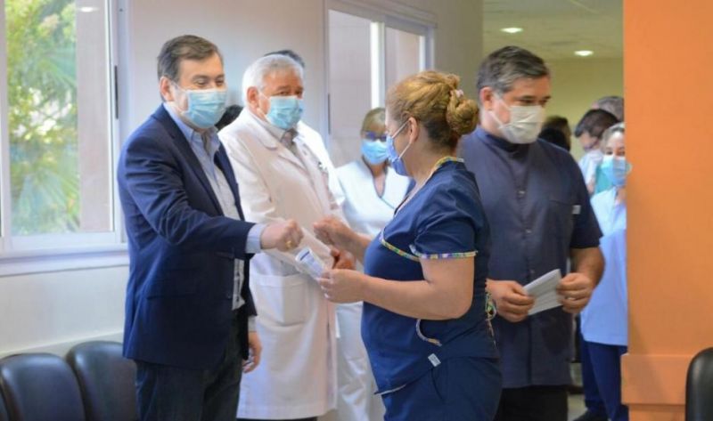 El gobernador Zamora celebró el operativo de vacunación en Santiago y alertó: "Tenemos que seguir cuidándonos"