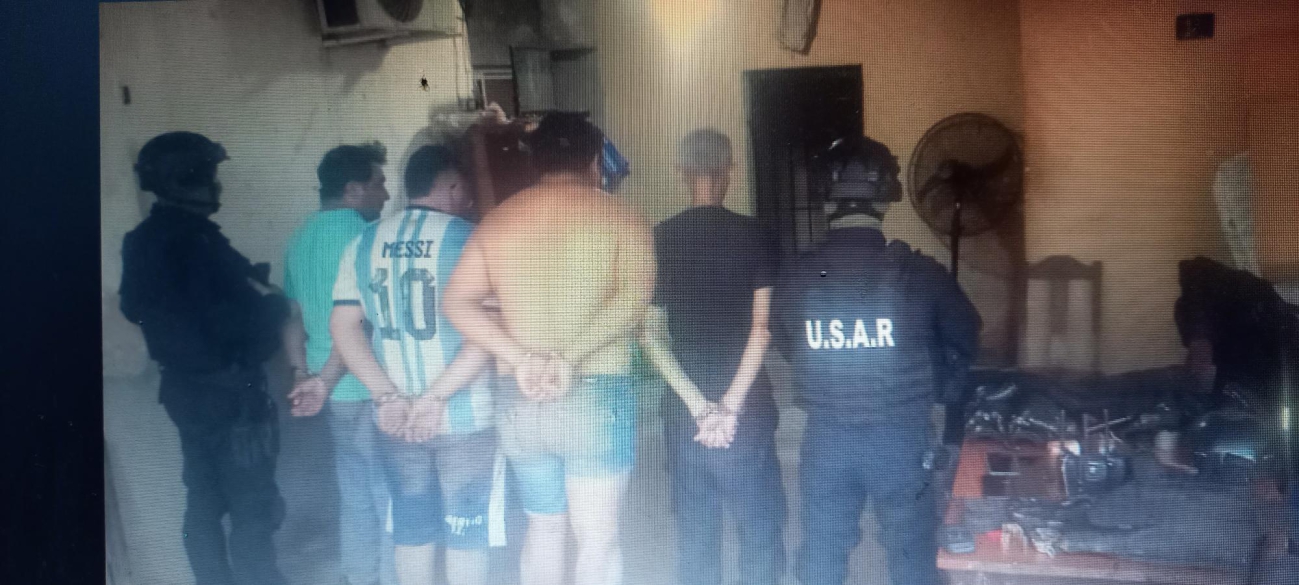 Varios sujetos armados desalojaron violentamente a una familia y fueron apresados.