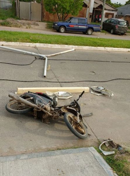CHACO. Motociclista hospitalizado al caerle un poste del alumbrado