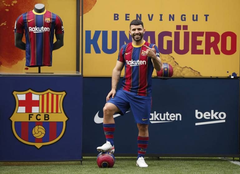 El Kun Agüero firmó y fue presentado en Barcelona