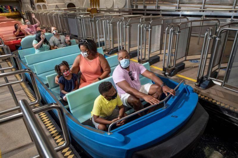 Disney World reabre con uso obligatorio de mascarillas y con Mickey a distancia