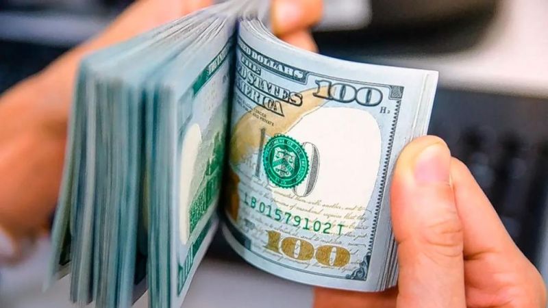 El dólar blue cerró en $293, mientras que el oficial operó en $140