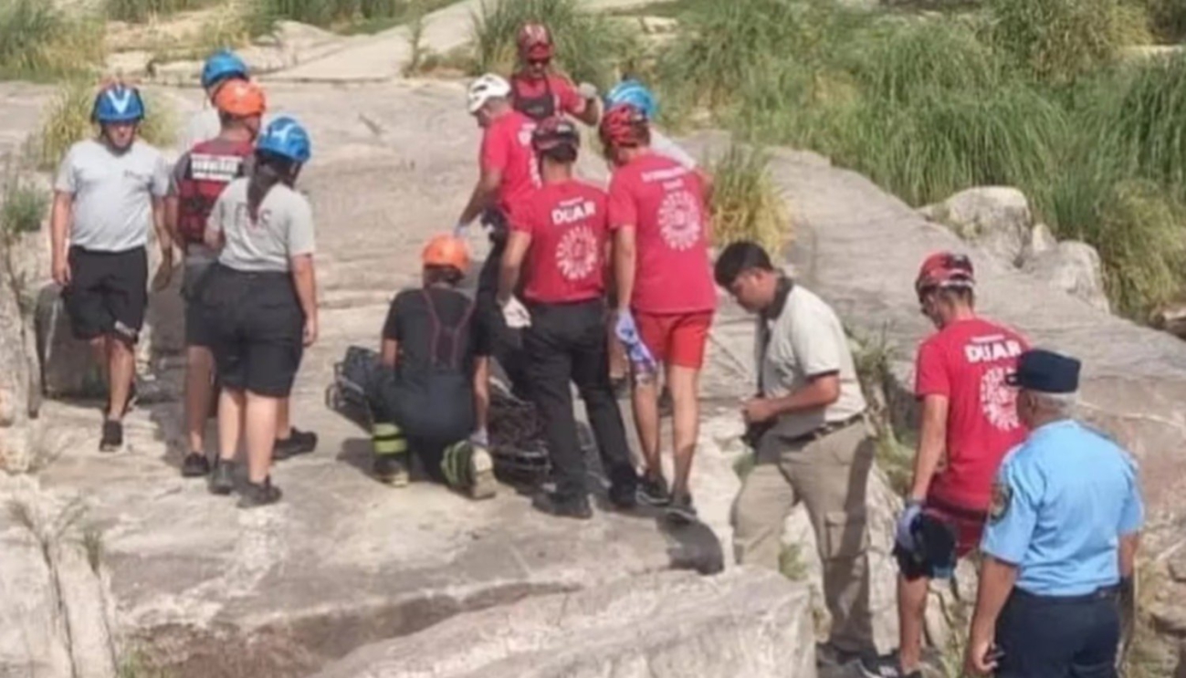 Conmoción en Córdoba: Se metió al río para sacar una ojota de su hija y se ahogó