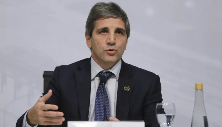 Luis Caputo señaló que el objetivo sigue siendo dolarizar