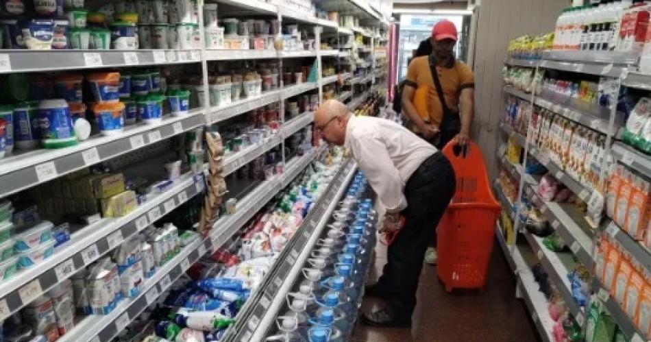 Fuerte baja del consumo por remarcaciones y caída salarial.