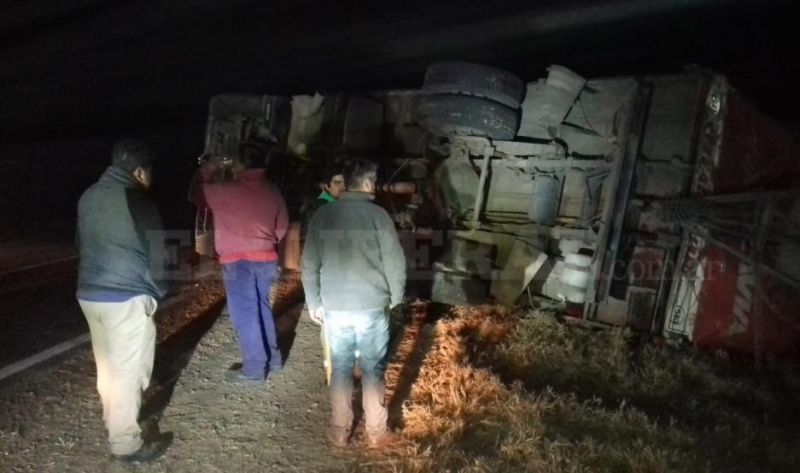 En motocicleta, provocó el vuelco de un camión, chocó contra una camioneta y murió