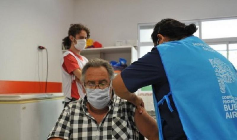 El Gobierno compra 20 millones de carnets para certificar la vacunación contra el coronavirus