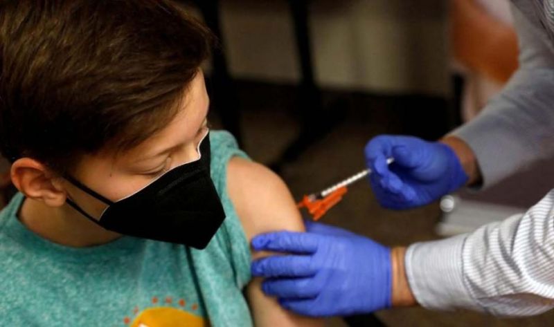 Comienza la vacunación contra Covid para adolescentes de 17 años sin factores de riesgo con Pfizer