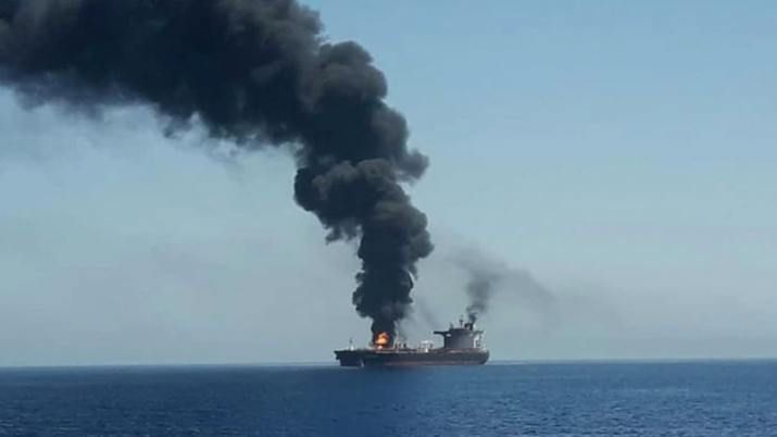 Golfo de Omán: atacaron a dos petroleros, quedaron en llamas y a la deriva