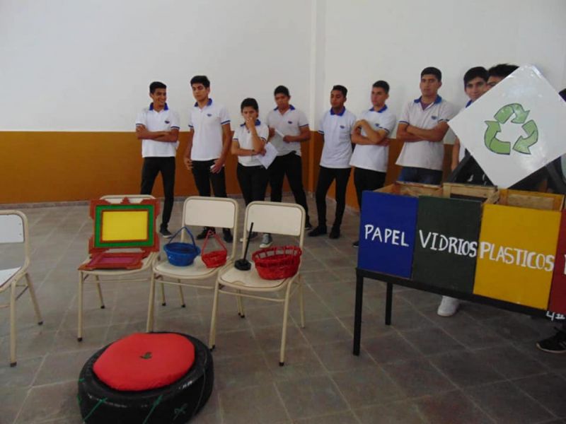 Hoy en el Colegio Secundario de Campo Gallo, los alumnos de 4to año presentaron una muestra de reciclado.