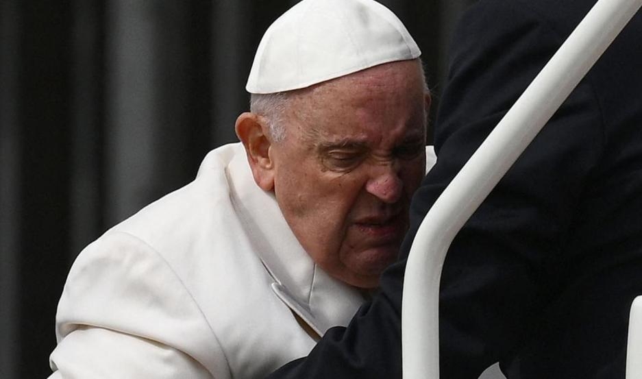 El papa Francisco seguirá internado varios días por una infección pulmonar
