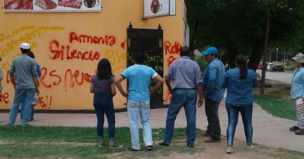 Cansados, vecinos escracharon a carnicero, acusado de cuatrerismo
