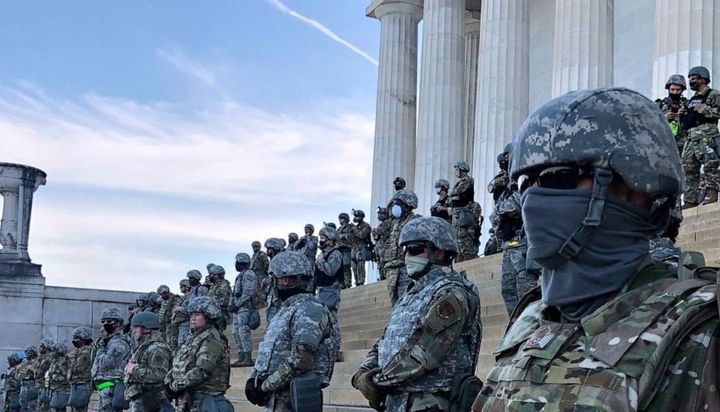 Despejan el Capitolio, pero manifestantes desafían el toque de queda