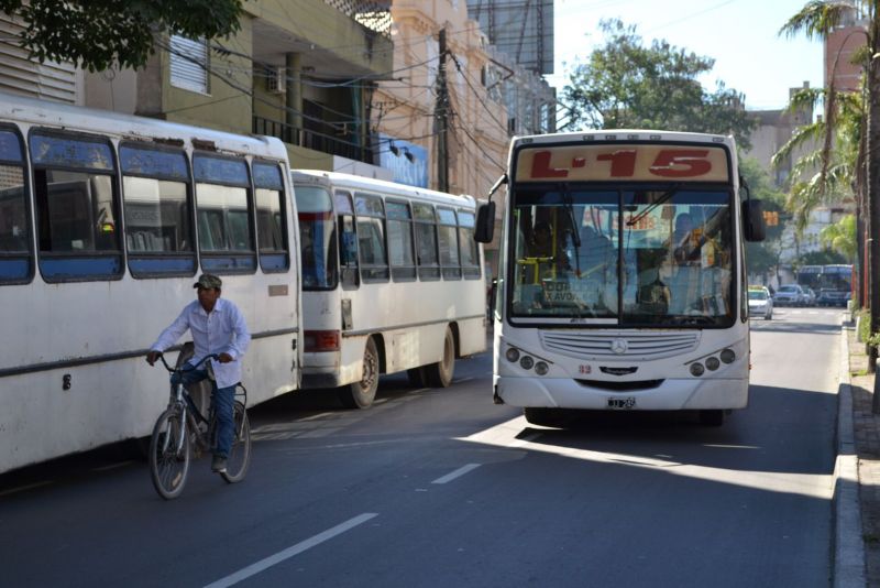 Varias líneas de colectivos de Capital y La Banda realizan un paro este jueves