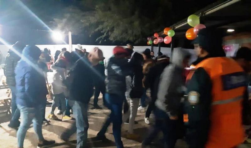 No aprenden: la policía desalojó un cumpleaños de 15 en Sumampa