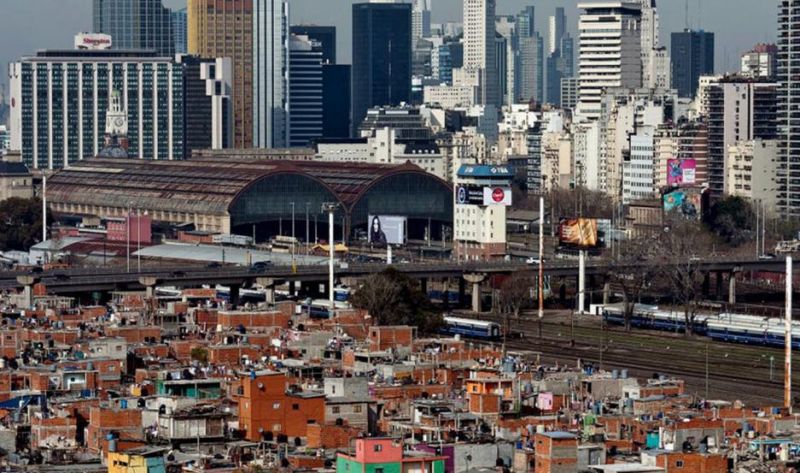 Se duplican los hogares argentinos que no llegan a la canasta básica de alimentos