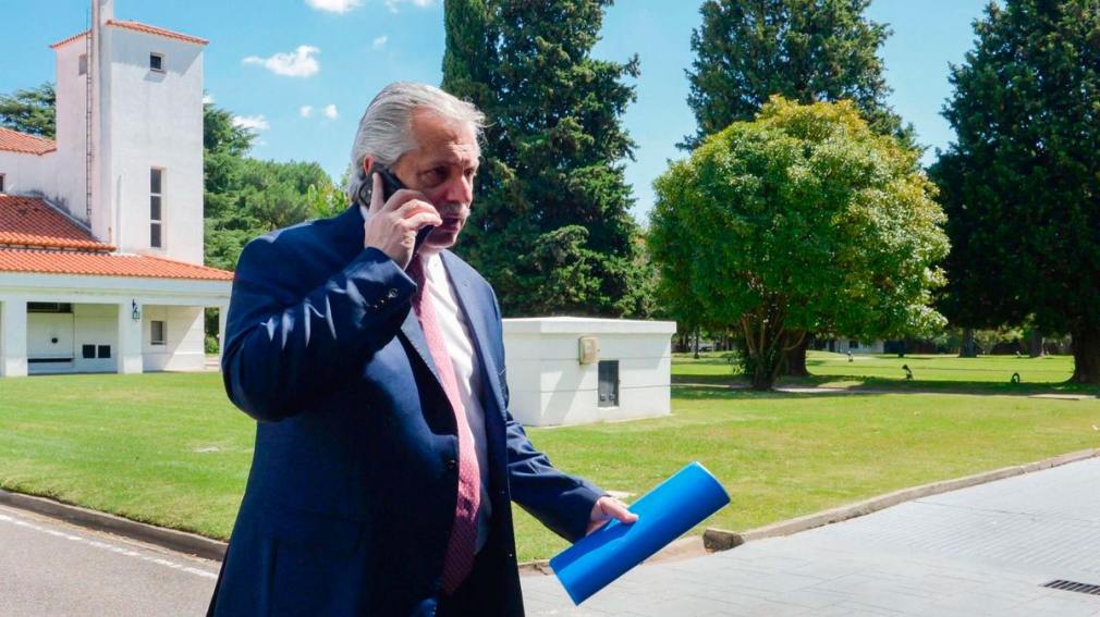 A horas de irse, Alberto Fernández firmó un decreto para que el Estado le pague su custodia en todo el mundo