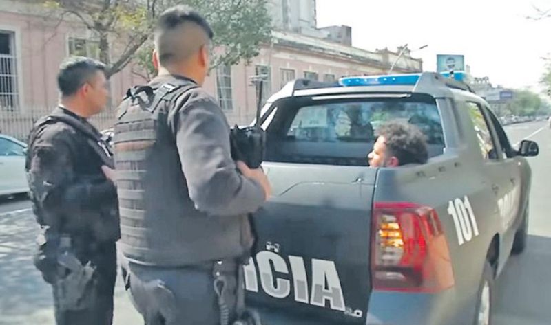 Depravado brutal: violó a una adolescente en el centro y a plena luz del día