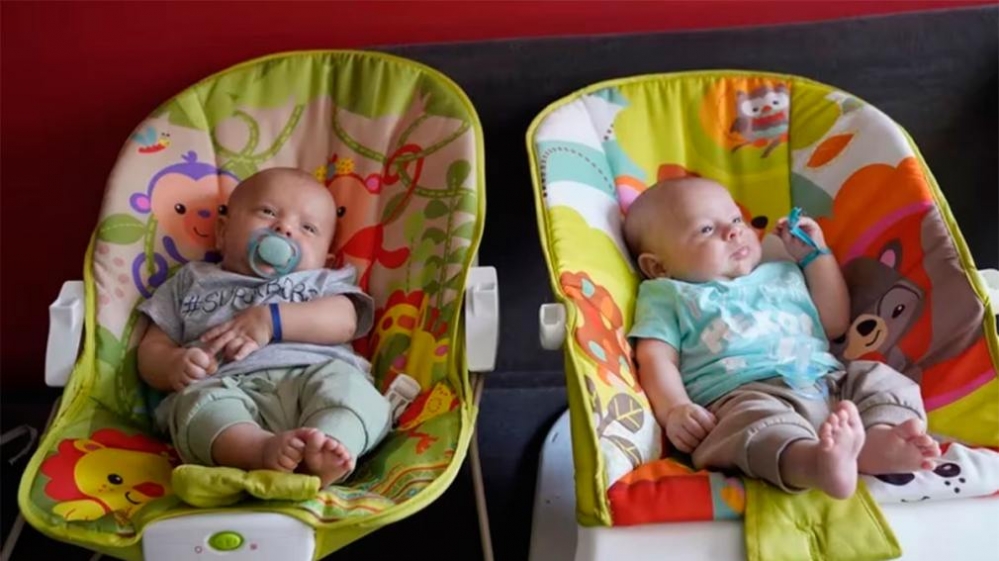 Lo festejaron en las redes: los padres que no podían diferenciar a sus gemelos ya saben cuál es cuál