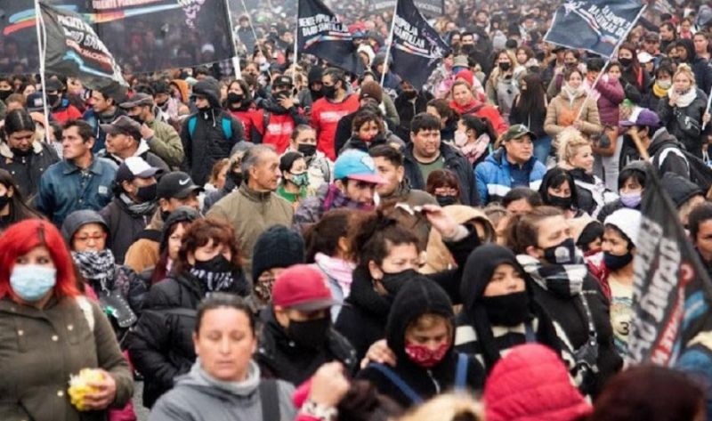 El Gobierno busca dar trabajo formal en el sector privado a 200 mil beneficiarios de planes sociales