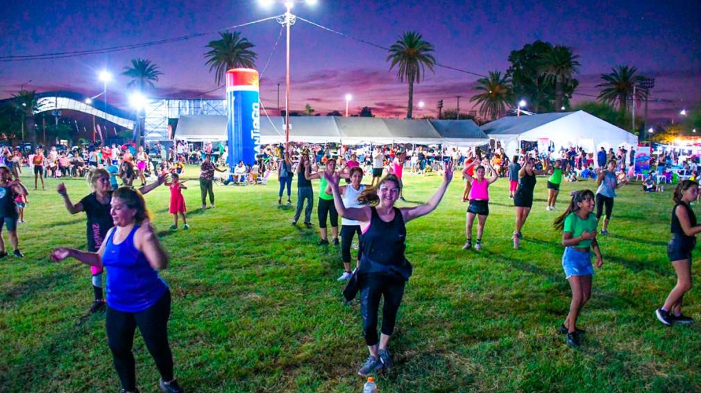 La edición 2024 de Santiago es tu Río comenzó con una importante presencia de público en su predio de la Costanera
