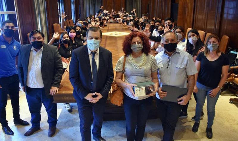 Estudiantes secundarios de Campo Gallo visitaron la Casa de Gobierno y fueron recibidos por Zamora