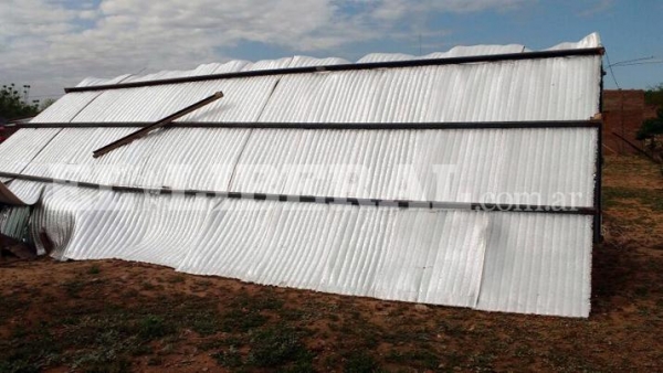 El viento voló el techo de la casa de una familia en Campo Gallo